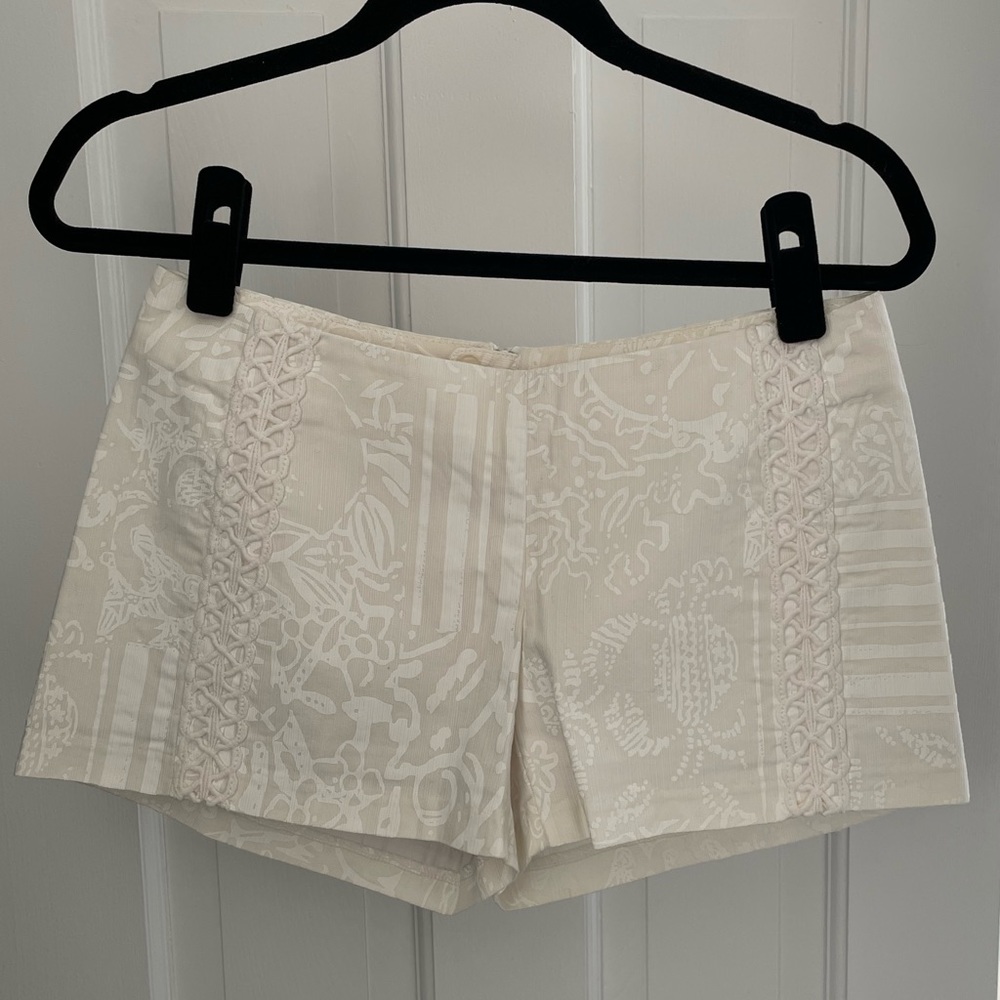 Lilly pulitzer white patterned shorts - size 2
